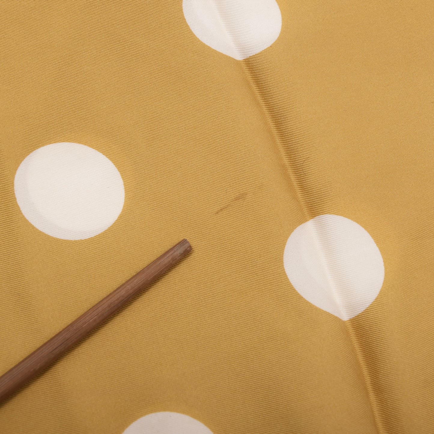 Kreier Vintage Seidentuch ca. 109cm – Gold-Senf Polka Dots