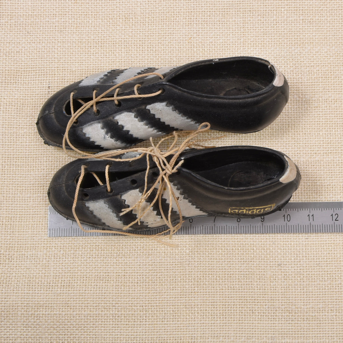 Adidas Miniatur-Fußballschuhe im Vintage-Stil der 60er-70er Jahre