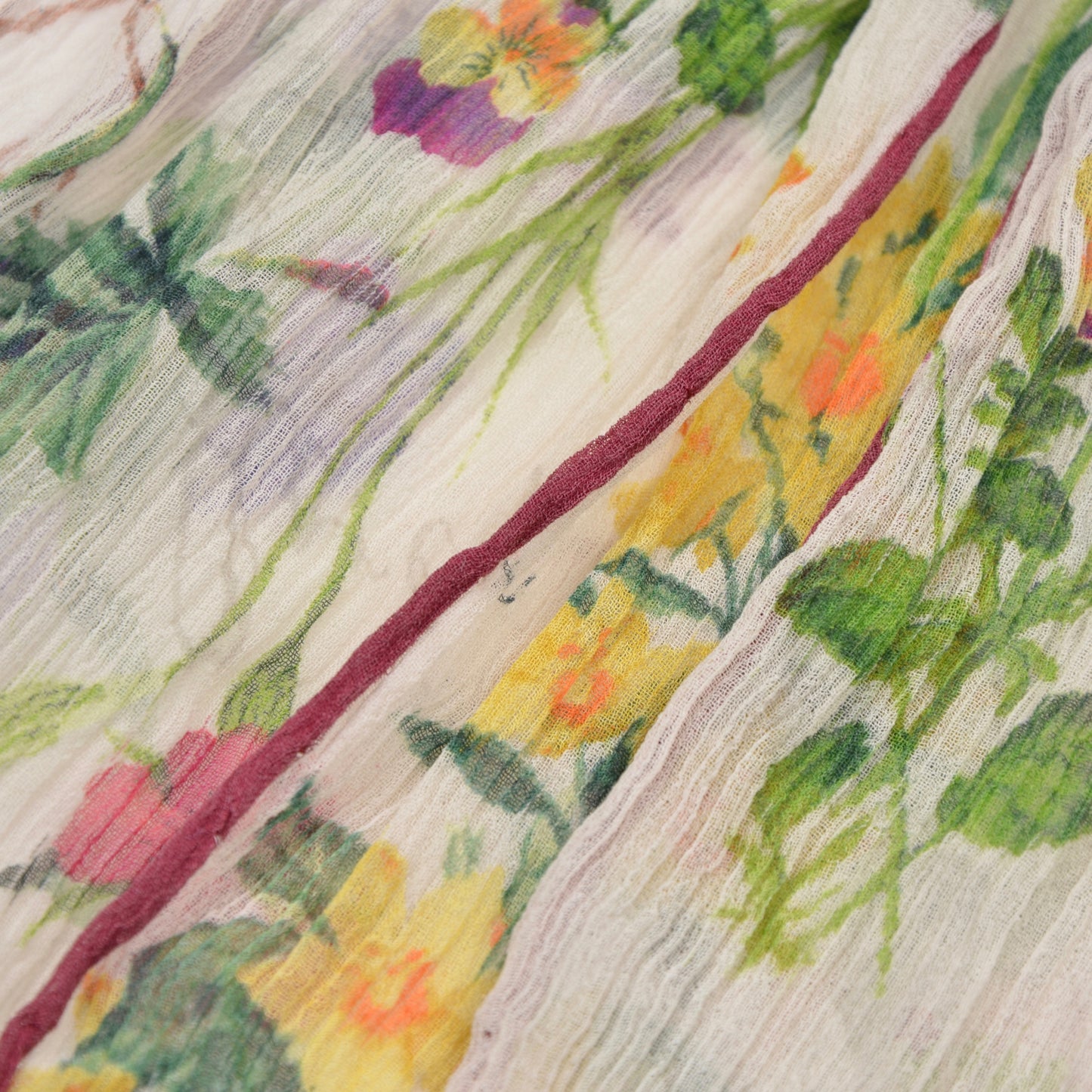 Leichter, handgerollter Schal – botanisch/blumig