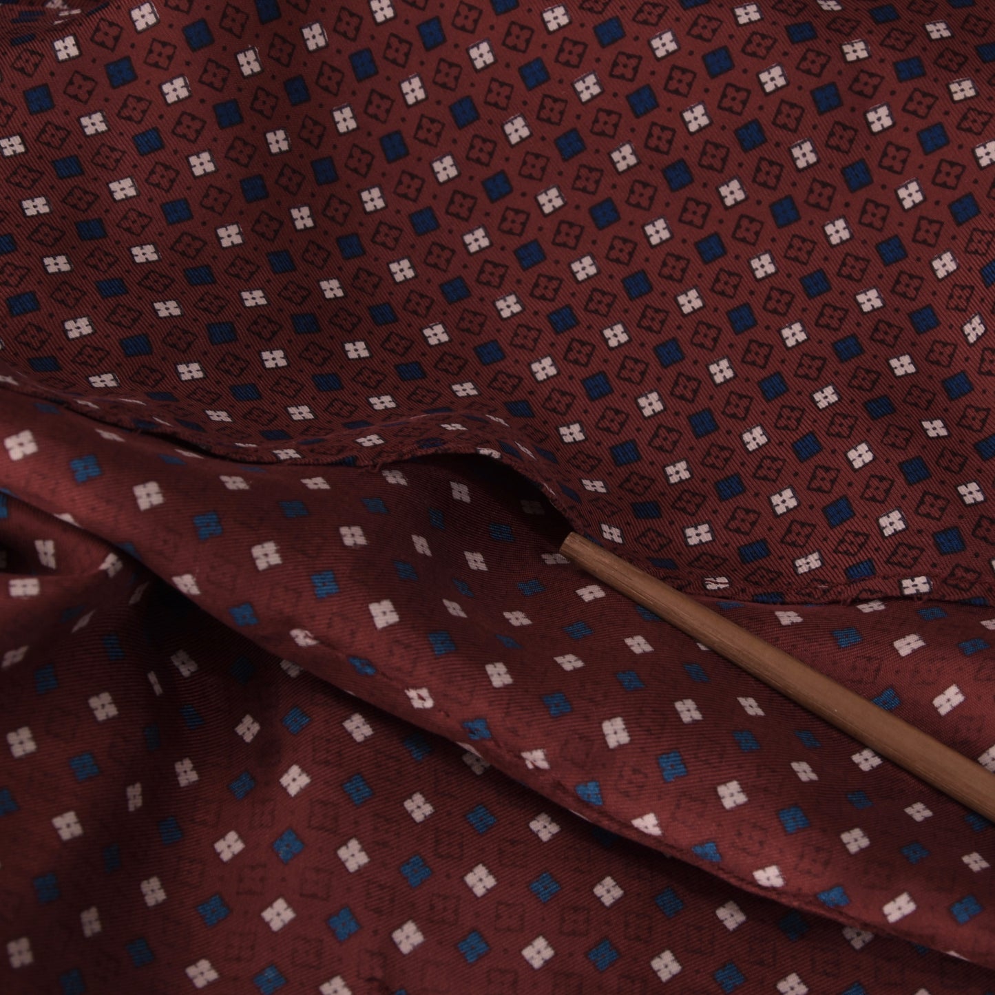 Handgefertigter Seiden-Bademantel/Morgenmantel - roter ordentlicher Druck