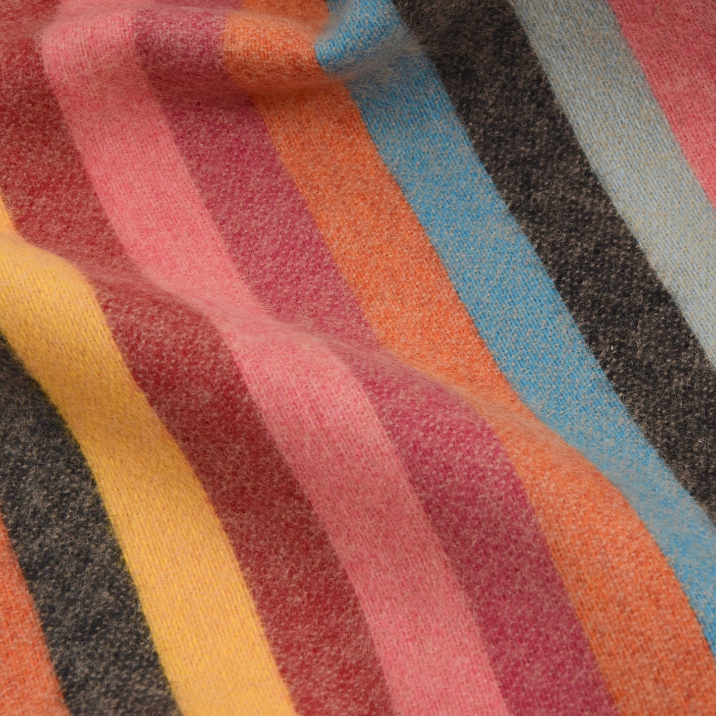 Neu mit Etikett Johnstons of Elgin Schal – Regenbogenstreifen