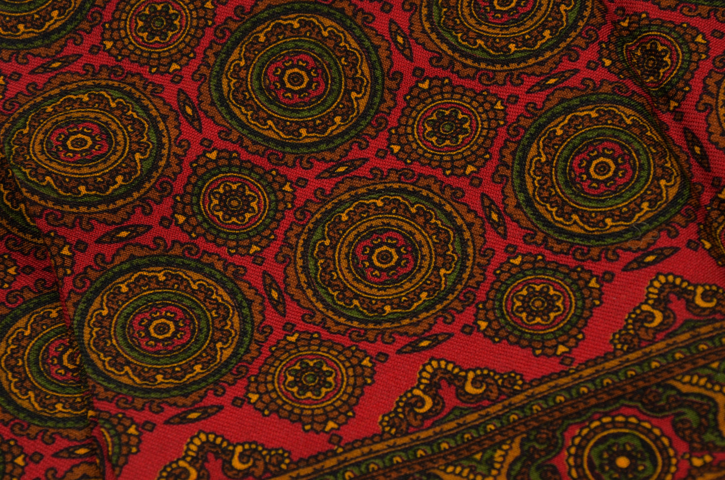 Challis-Kleiderschal aus Wolle - Rotes und grünes Medaillon