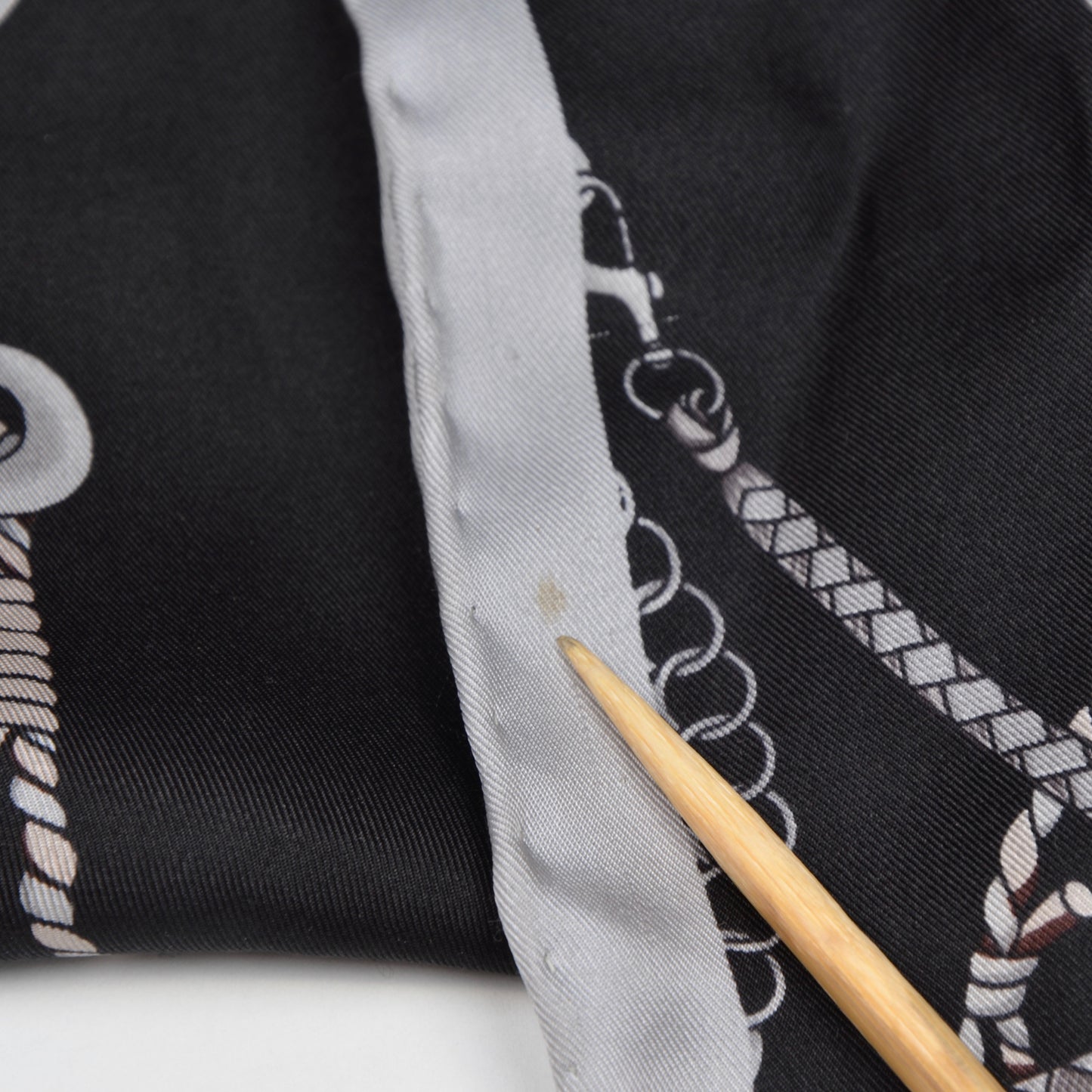 Handgerollter Reiterseidenschal - Schwarz & Silber