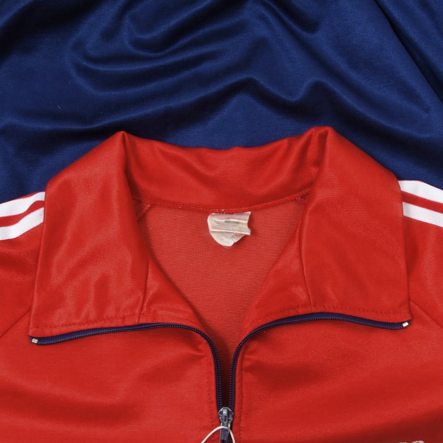 Vintage 1970er Adidas Jogginganzug Gr. D8 - Rot, Weiß & Marineblau