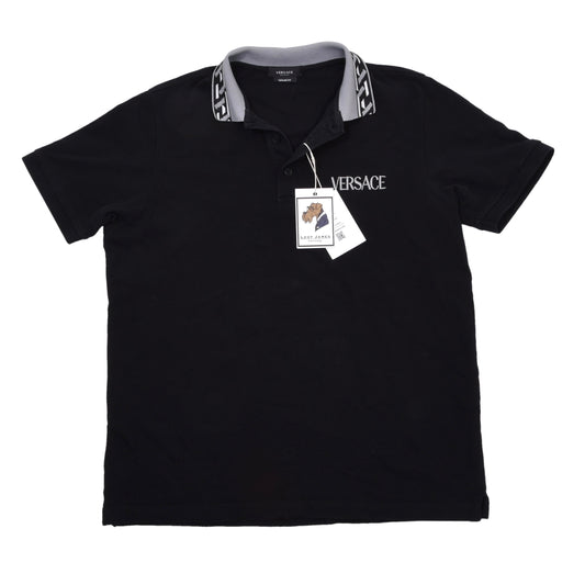 Versace Spellout Poloshirt Größe M Taylor Passform ca. 53,5 cm – Schwarz