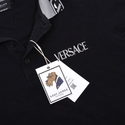 Versace Spellout Poloshirt Größe M Taylor Passform ca. 53,5 cm – Schwarz