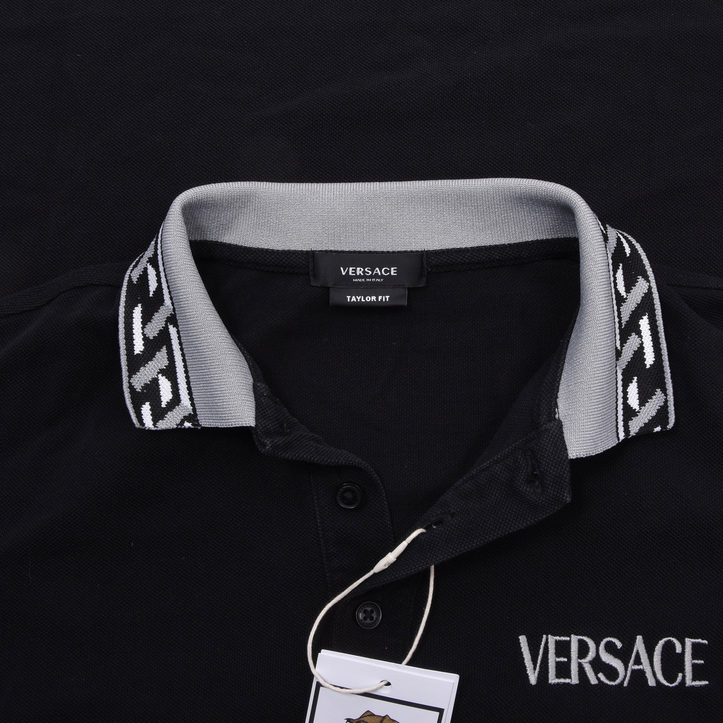 Versace Spellout Poloshirt Größe M Taylor Passform ca. 53,5 cm – Schwarz