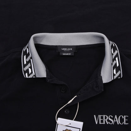 Versace Spellout Poloshirt Größe M Taylor Passform ca. 53,5 cm – Schwarz