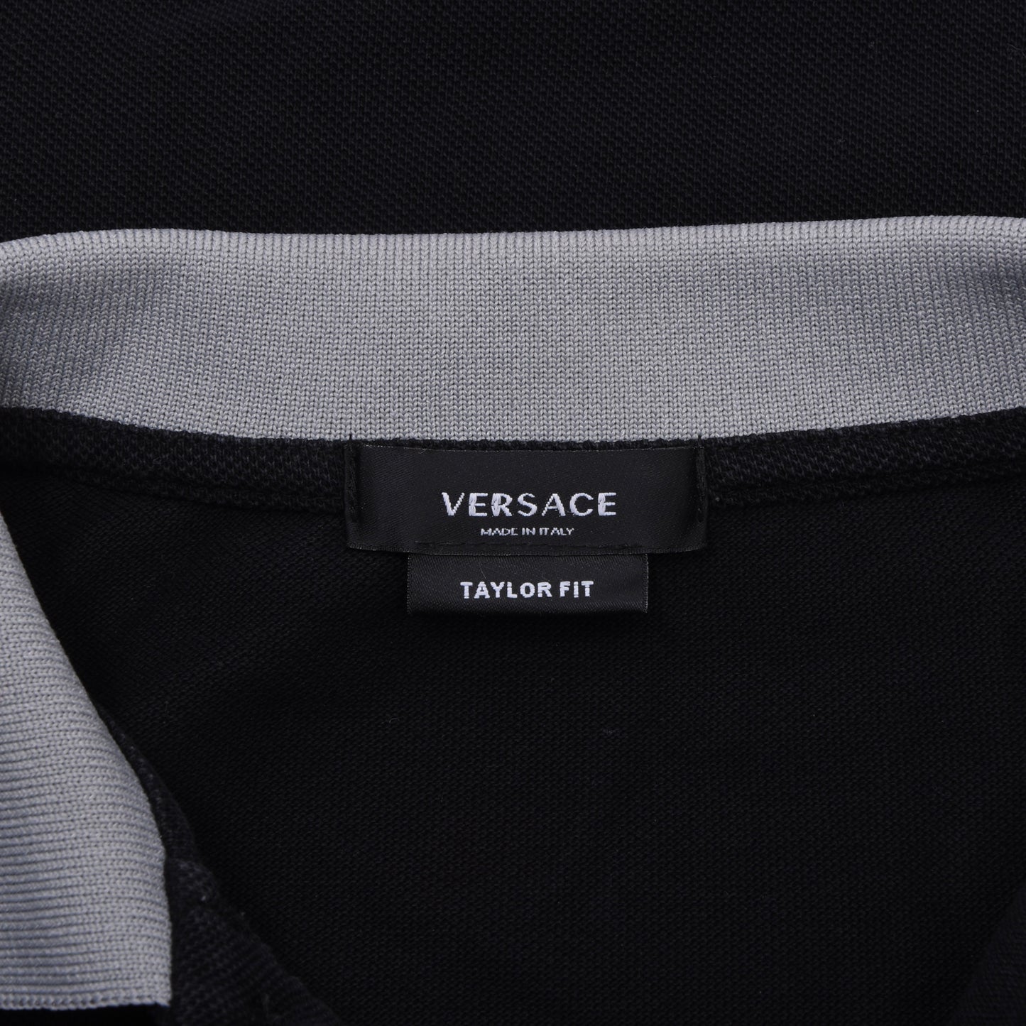 Versace Spellout Poloshirt Größe M Taylor Passform ca. 53,5 cm – Schwarz