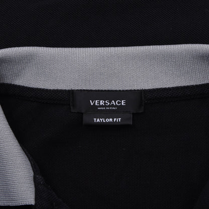Versace Spellout Poloshirt Größe M Taylor Passform ca. 53,5 cm – Schwarz