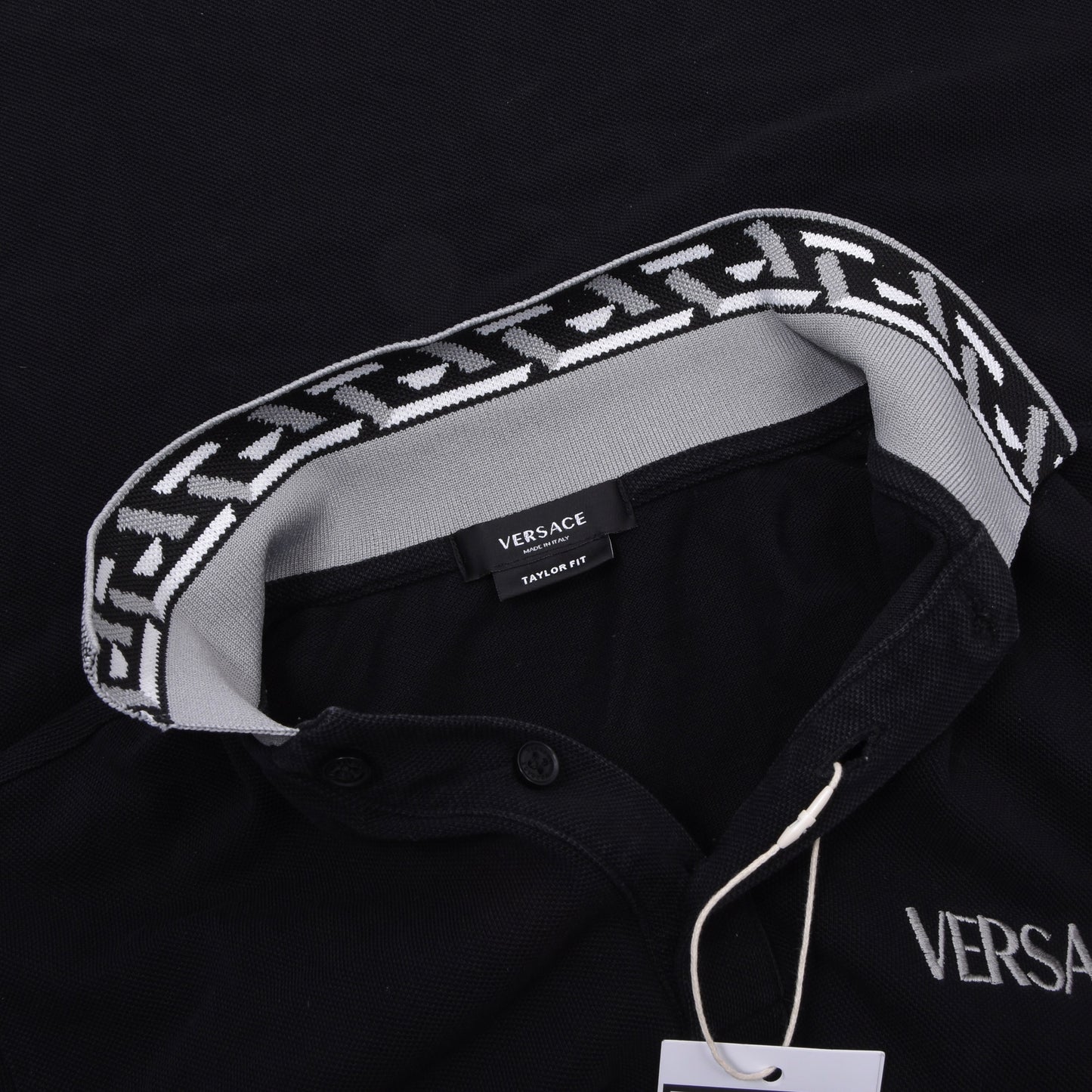 Versace Spellout Poloshirt Größe M Taylor Passform ca. 53,5 cm – Schwarz