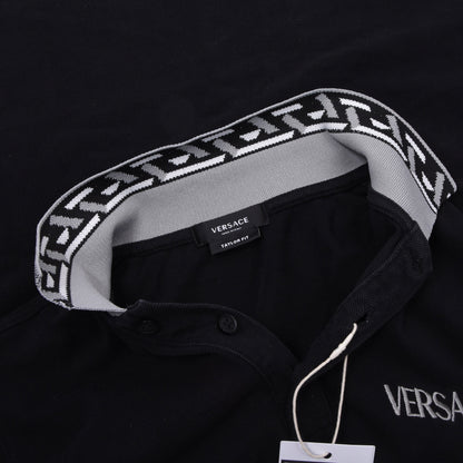 Versace Spellout Poloshirt Größe M Taylor Passform ca. 53,5 cm – Schwarz