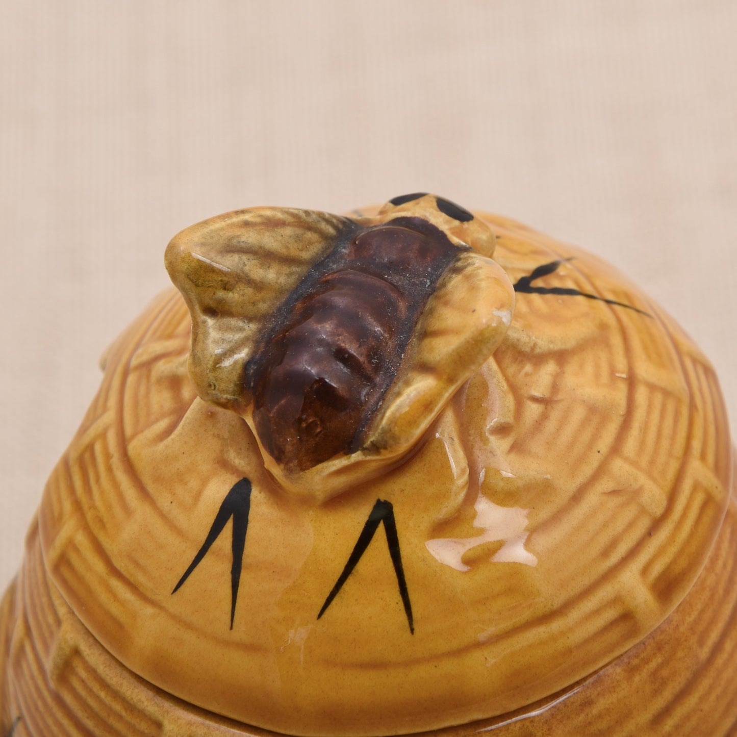 Vintage Keramik-Honigtopf in Bienenkorbform mit Bienen-Deckel