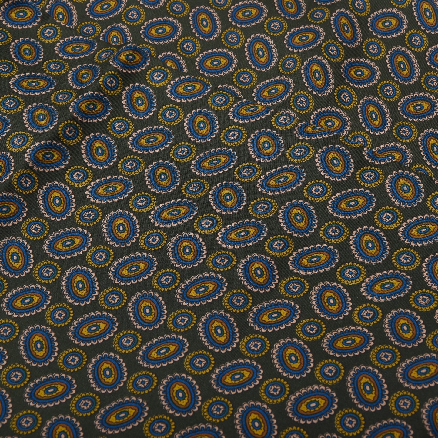 Klassischer dünner Seidenkleiderschal ca. 141cm - Grüne Medaillons