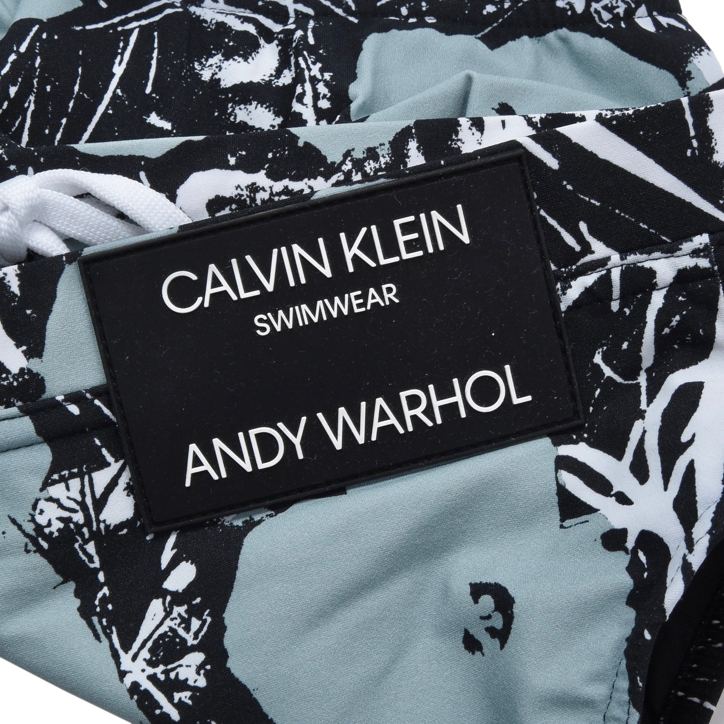 Neu mit Etikett: Andy Warhol x Calvin Klein Badehose, Größe M – Blau-Hibiskus