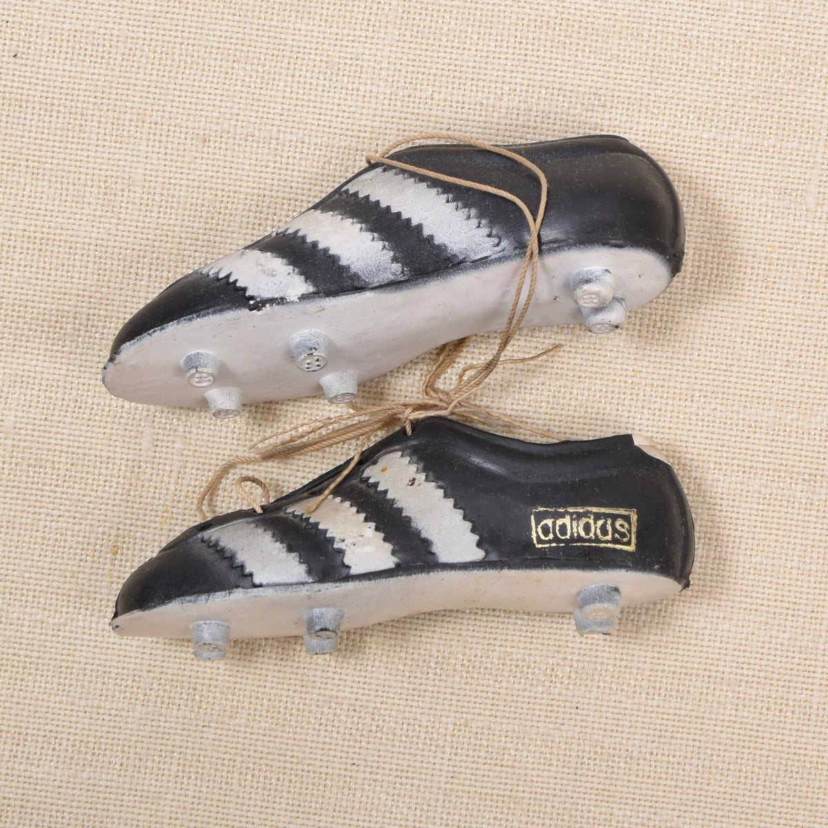 Adidas Miniatur-Fußballschuhe im Vintage-Stil der 60er-70er Jahre