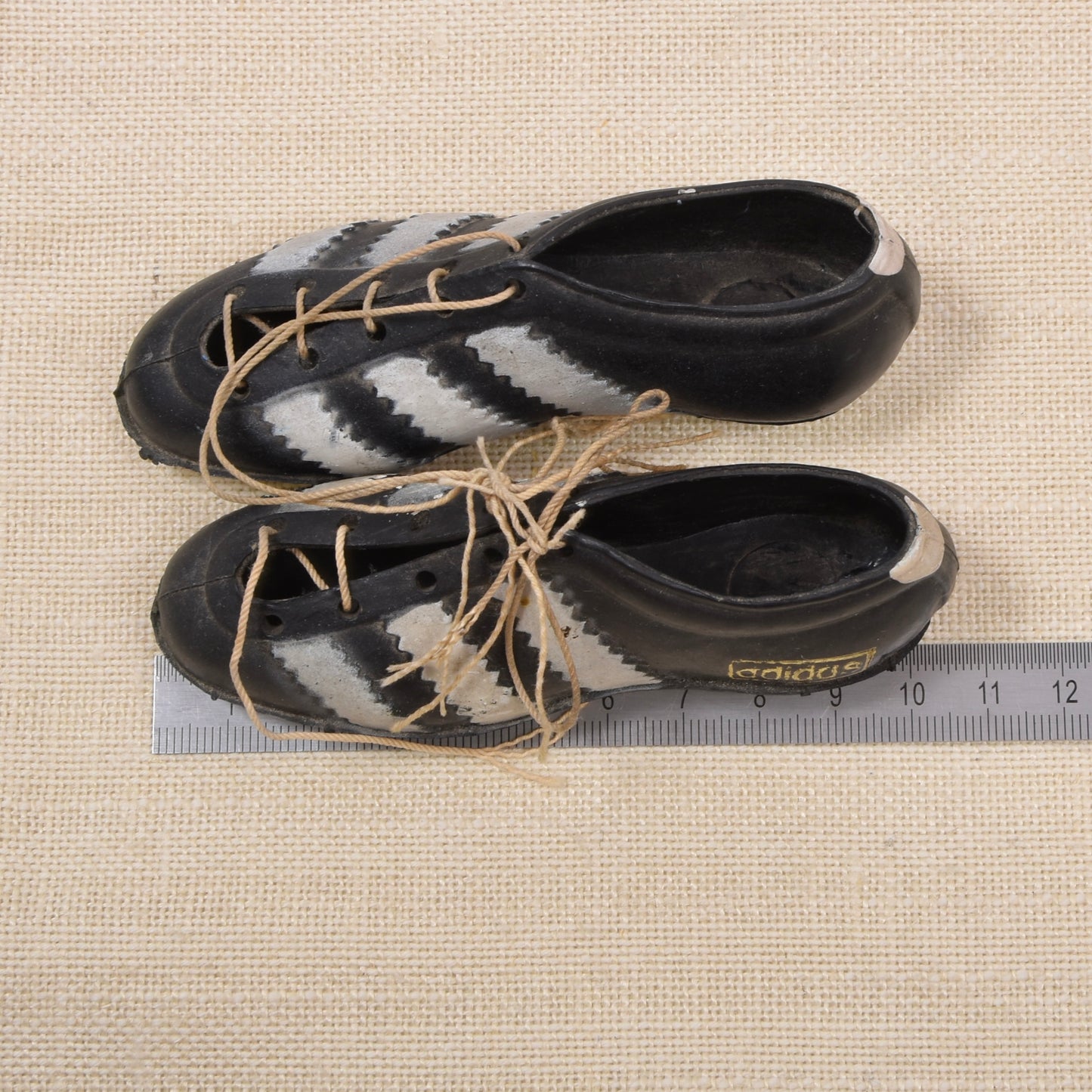 Adidas Miniatur-Fußballschuhe im Vintage-Stil der 60er-70er Jahre