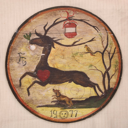 Große handbemalte österreichische Schützenscheibe aus Holz – Datiert 1977 – Hirsch-/Jagdmotiv
