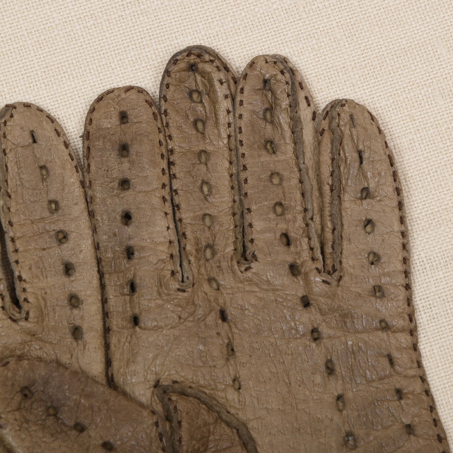 Ungefütterte Peccary-Leder Autofahrerhandschuhe im Vintage-Stil – Beige/Hellbraun