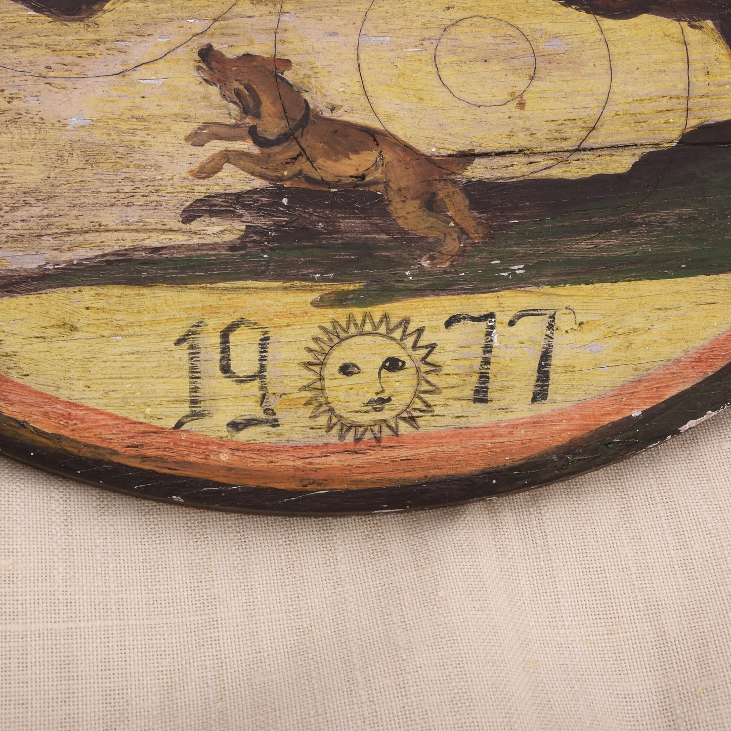 Große handbemalte österreichische Schützenscheibe aus Holz – Datiert 1977 – Hirsch-/Jagdmotiv