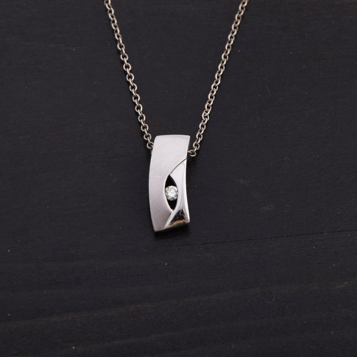 Feichtinger Anhänger „Eve“  585 / 14kt Weißgold mit einem Brillanten von 0,06 ct. 