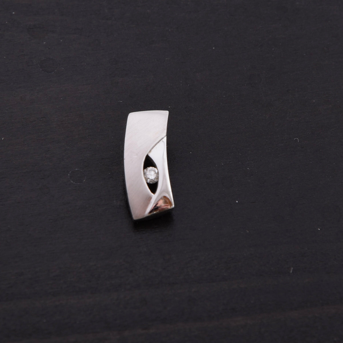 Feichtinger Anhänger „Eve“  585 / 14kt Weißgold mit einem Brillanten von 0,06 ct. 