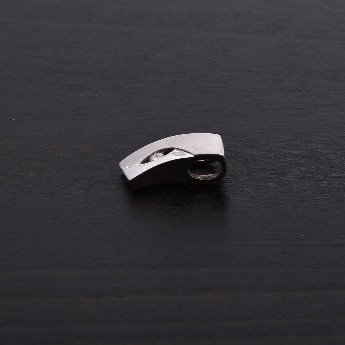 Feichtinger Anhänger „Eve“  585 / 14kt Weißgold mit einem Brillanten von 0,06 ct. 