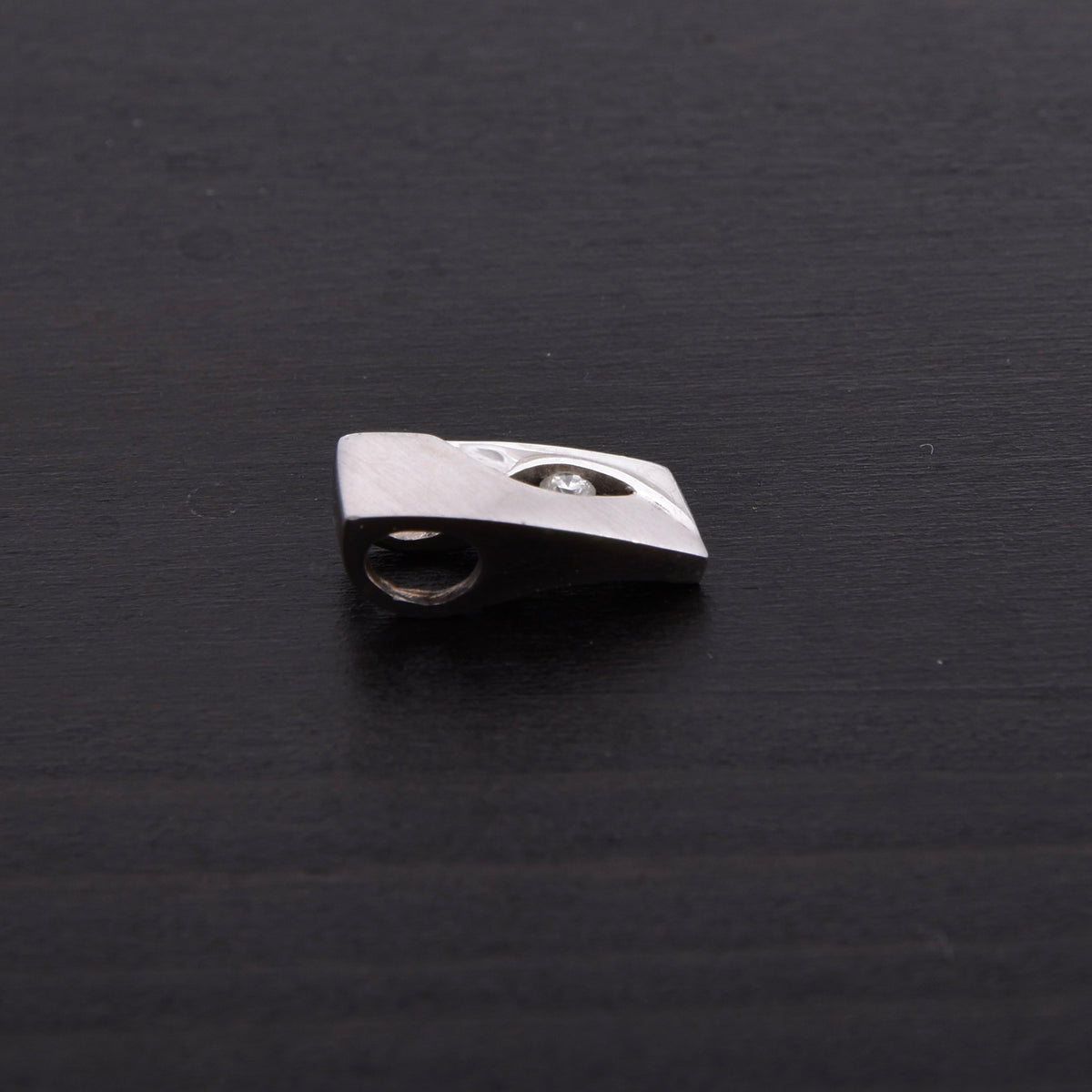 Feichtinger Anhänger „Eve“  585 / 14kt Weißgold mit einem Brillanten von 0,06 ct. 