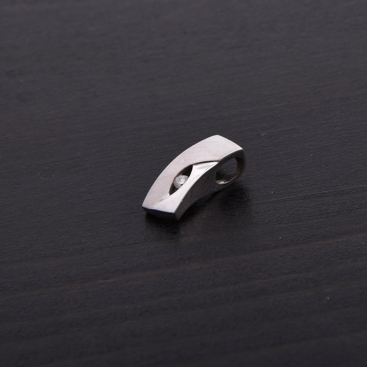 Feichtinger Anhänger „Eve“  585 / 14kt Weißgold mit einem Brillanten von 0,06 ct. 