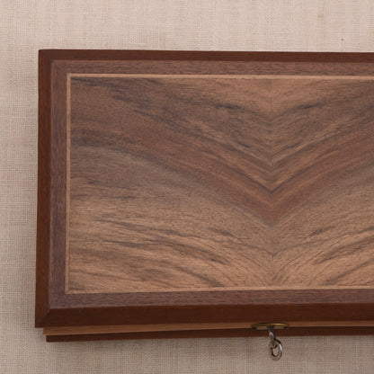 Vintage Holz-Schatulle mit Intarsiendeckel, spiegelbildlicher Maserung, Samtfutter & Schlüssel