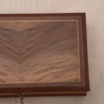 Vintage Holz-Schatulle mit Intarsiendeckel, spiegelbildlicher Maserung, Samtfutter & Schlüssel