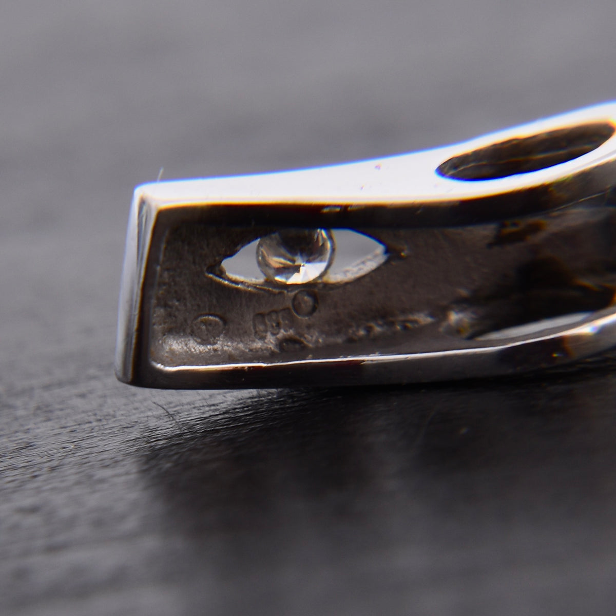 Feichtinger Anhänger „Eve“  585 / 14kt Weißgold mit einem Brillanten von 0,06 ct. 