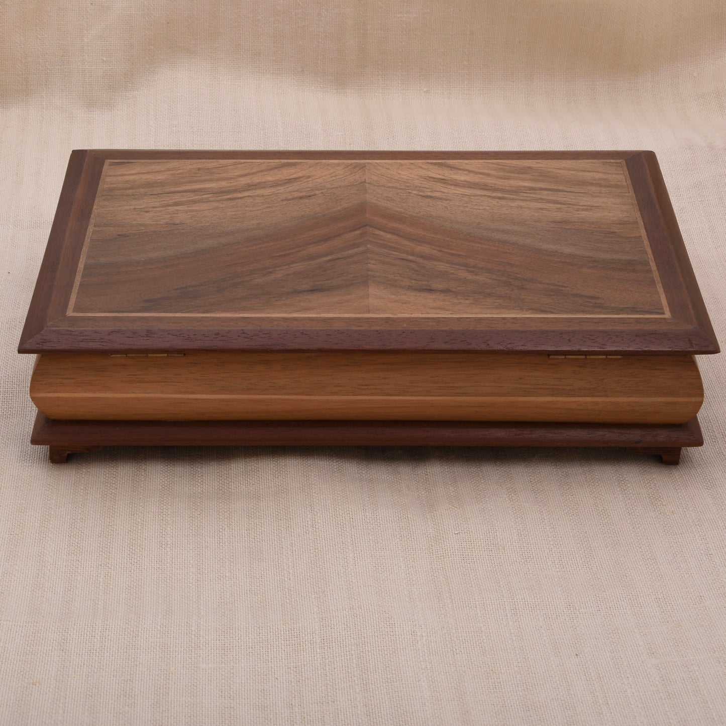 Vintage Holz-Schatulle mit Intarsiendeckel, spiegelbildlicher Maserung, Samtfutter & Schlüssel