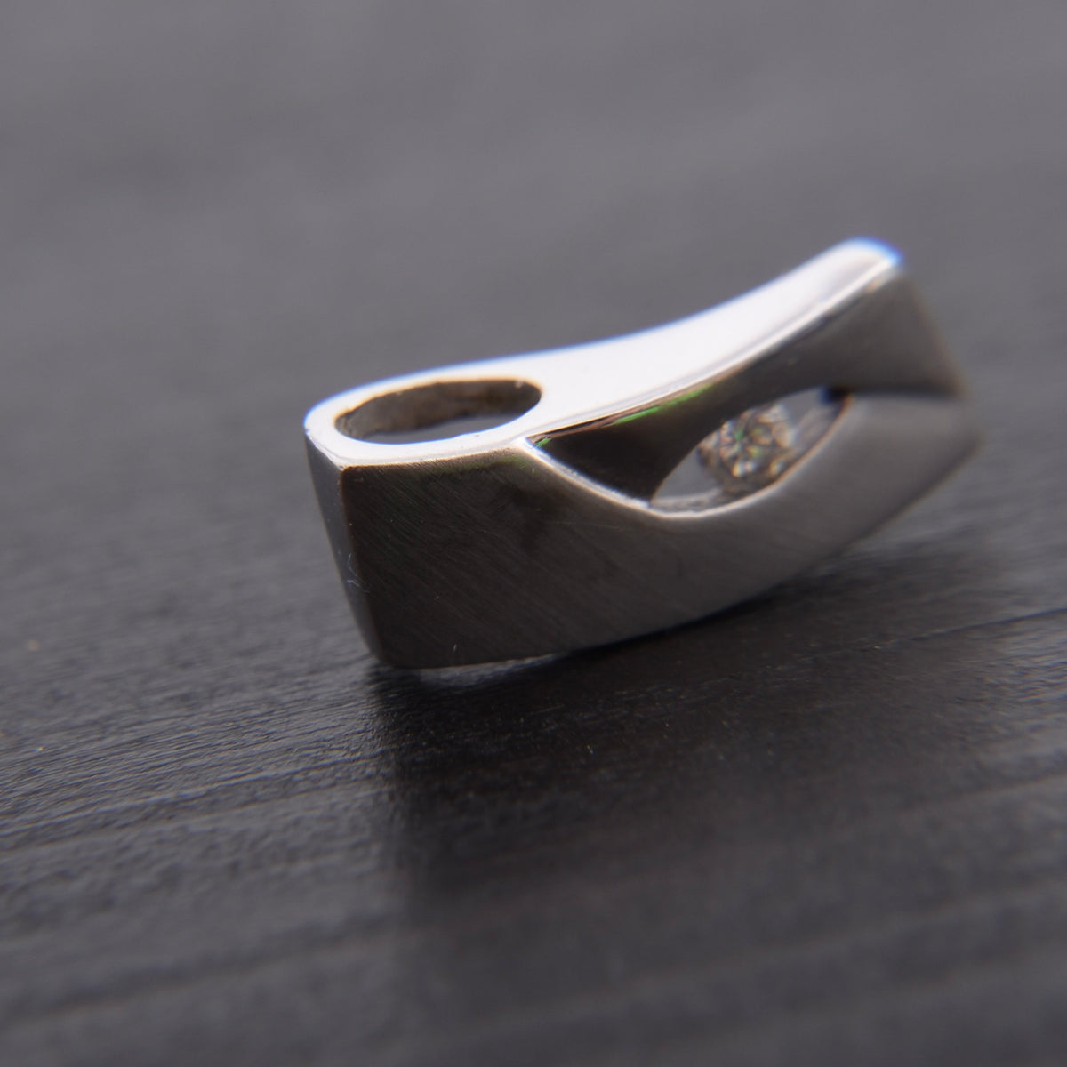 Feichtinger Anhänger „Eve“  585 / 14kt Weißgold mit einem Brillanten von 0,06 ct. 