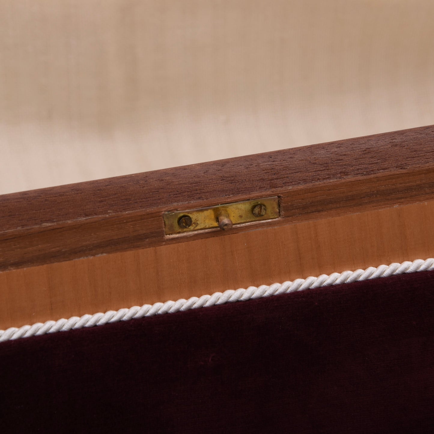 Vintage Holz-Schatulle mit Intarsiendeckel, spiegelbildlicher Maserung, Samtfutter & Schlüssel
