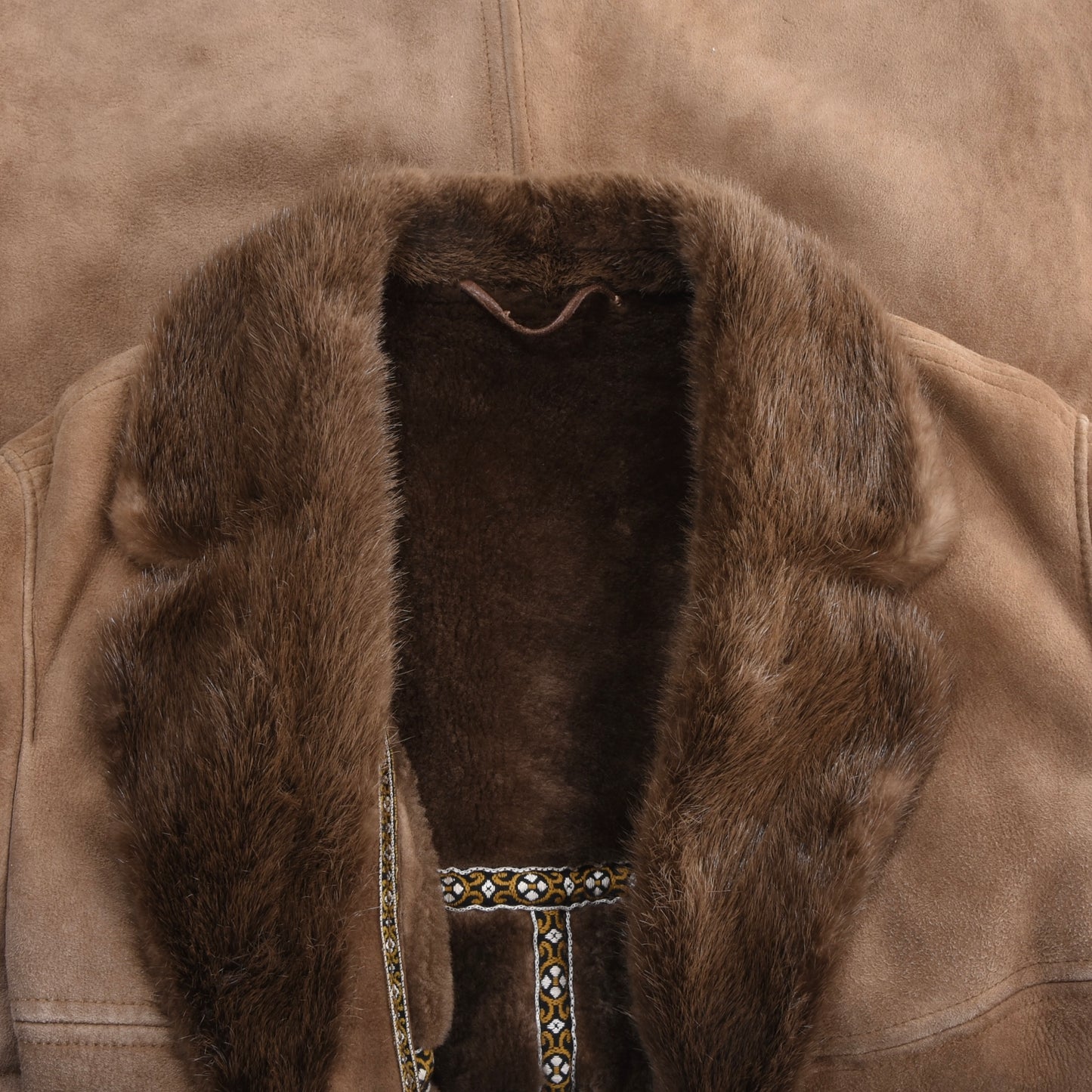 Lammfellmantel mit Pelzkragen, Brustumfang ca. 60 cm – Braun