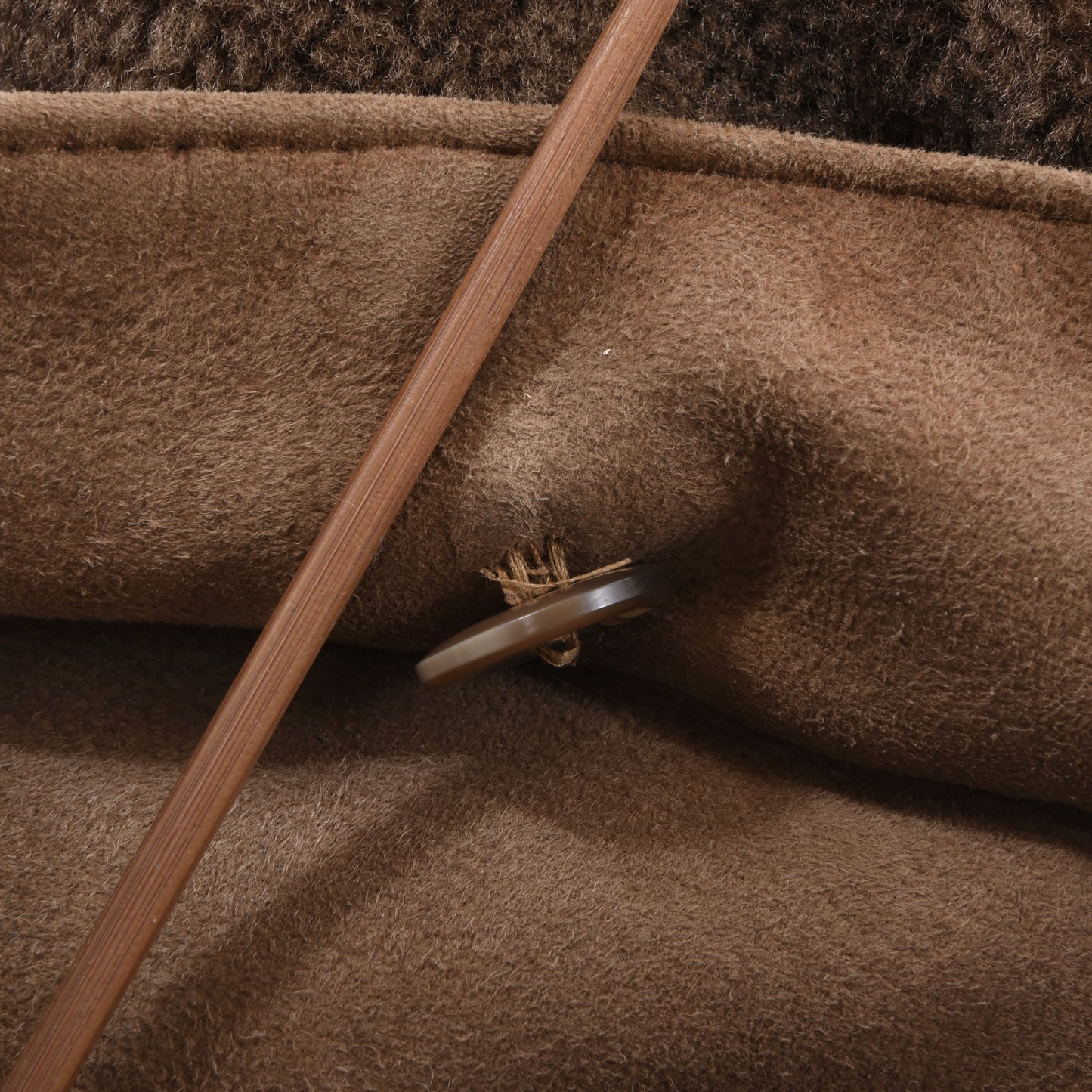 Lammfellmantel mit Pelzkragen, Brustumfang ca. 60 cm – Braun