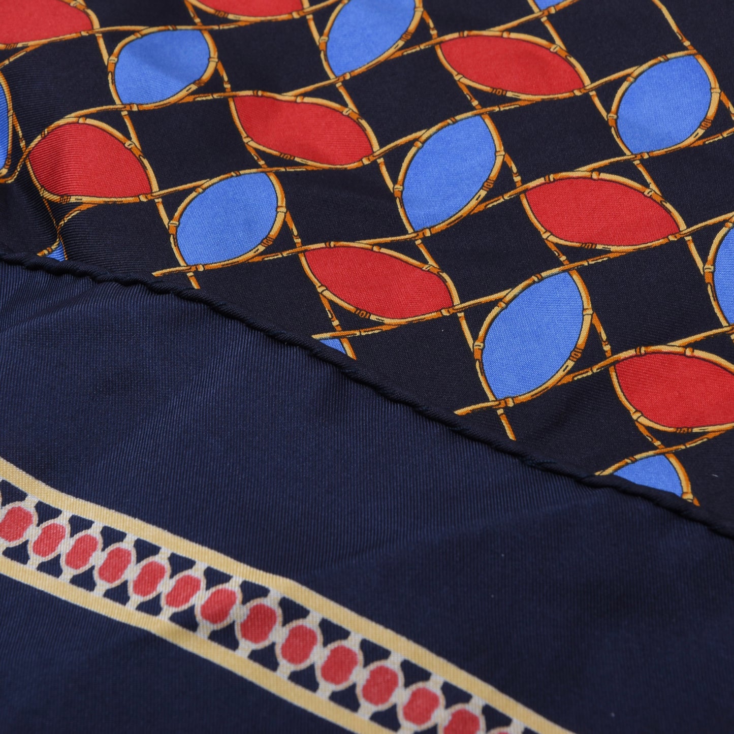 Christian Dior handgerolltes Seidentaschentuch, ca. 45 cm – Blau & Rot