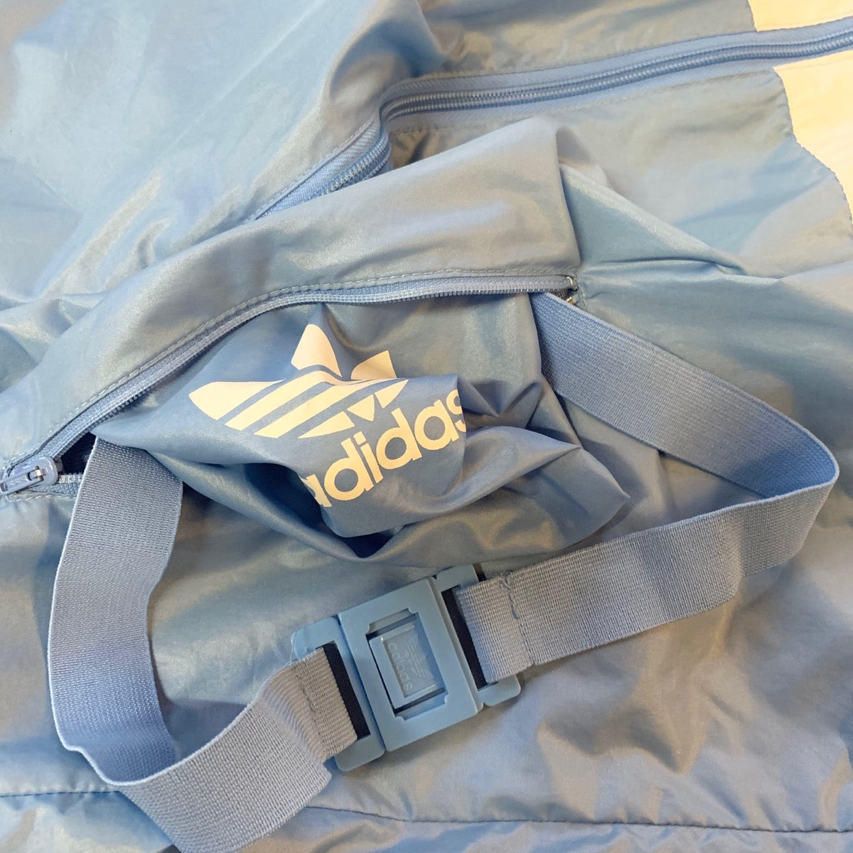 Vintage 80er Jahre Adidas Packable Nylon Regenjacke Größe 48/38 - Himmelblau