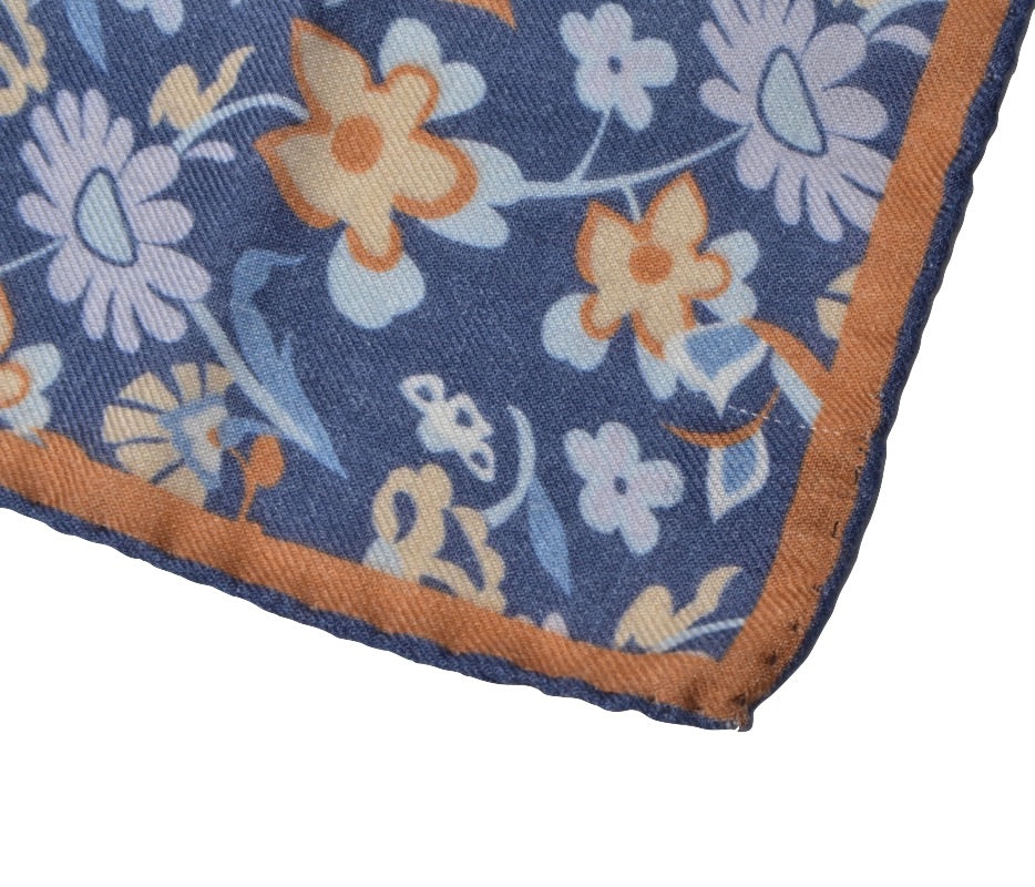 Einstecktuch aus Wolle/Seide mit Blumendruck – Blau und Hellbraun