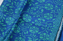 Laden Sie das Bild in den Galerie-Viewer, Andrew&#39;s Ties Einstecktuch aus Seide – Blauer Hibiskus
