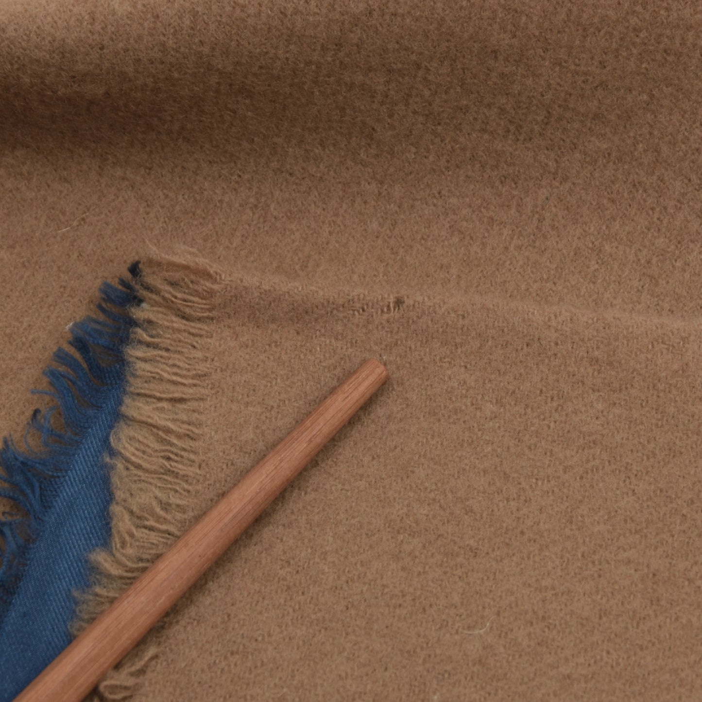 Doppelseitiger Schal aus Seide/Wolle - Blau/Beige Paisley