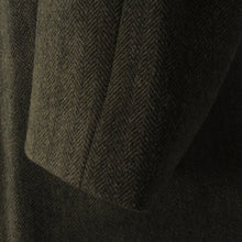Laden Sie das Bild in den Galerie-Viewer, Maßgeschneiderter Herringbone Robert&#39;s of Selkirk Tweed Mantel - Forrest Green