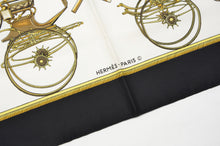 Laden Sie das Bild in den Galerie-Viewer, Hermès Paris La Perriere Les Voitures ein Verwandlungs-Seidenschal