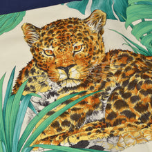 Laden Sie das Bild in den Galerie-Viewer, Salvatore Ferragamo Seidenschal - Löwe, Gepard, Leopard