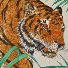 Laden Sie das Bild in den Galerie-Viewer, Salvatore Ferragamo Seidenschal - Löwe, Gepard, Leopard